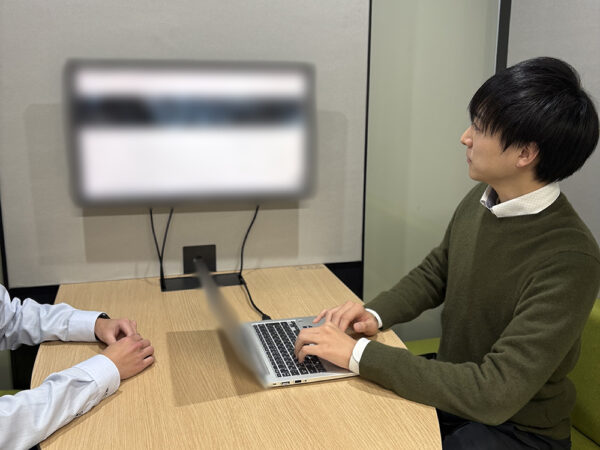 仕事中の小田中さん