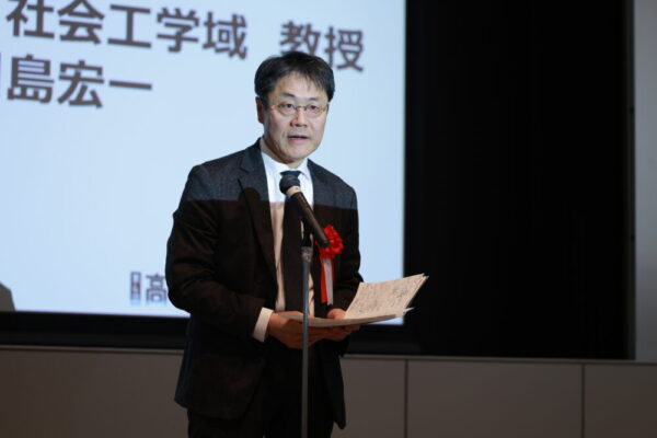 川島審査委員長による講評の様子