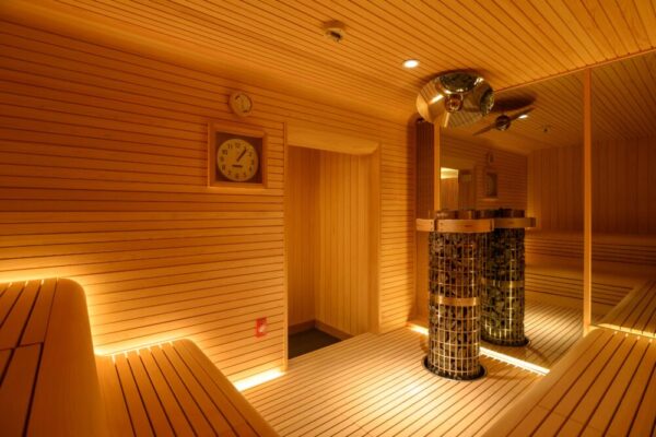 タマディック名古屋ビルの8階にある駐日フィンランド大使公認の本格サウナ「LUOVA SAUNA」。終業後のリフレッシュや休日のレクリエーション、取引先との商談などで使用されています