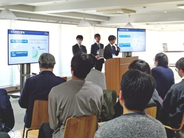 最終報告会で発表中のGOROチーム