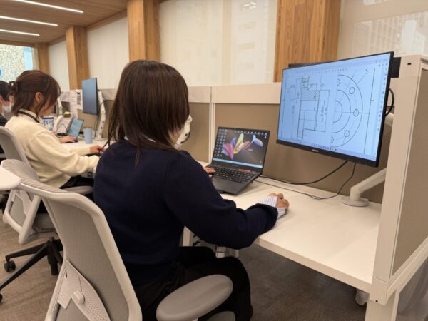 仕事中のHinakiさん