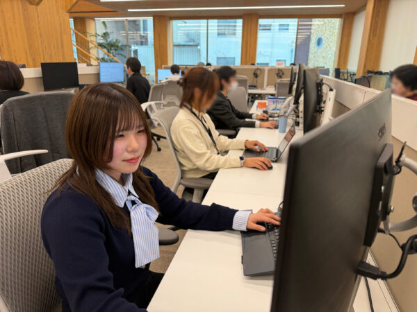 仕事中のHinakiさん