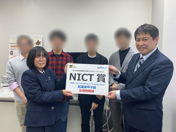 2021年の高専プロコンに出場したときの1枚。メンバーのみなさんや北風先生と一緒に