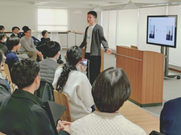 最終報告会で発表中の、「The Odd Ones」の宮武さん