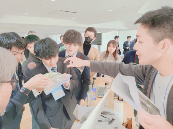 The Odd Onesチームのポスターセッションの様子。特別な処理を施したアスパラガスを実際に見せながら説明していました。また、ドリンクの味についても、好評の声が多かったです