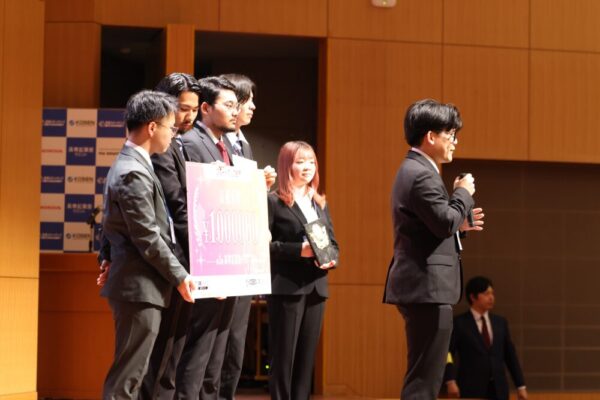 沖縄高専「Neighbors Net」。「ときには喧嘩もしましたが、このような素晴らしい結果につなげることができたので、さらにステップアップしたものを、これからも仲良くつくっていきたい」と挨拶