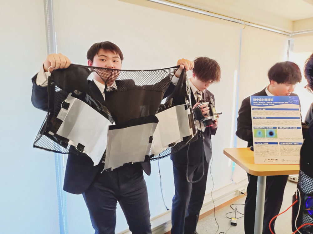 ペルチェベスト。新規熱伝導素材をベスト全面に施すことに成功