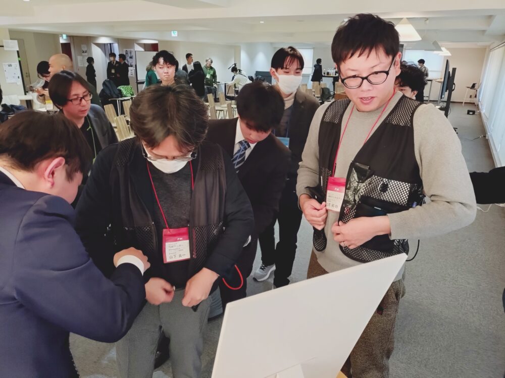 ペルチェベストの装着感などを確認する参加者