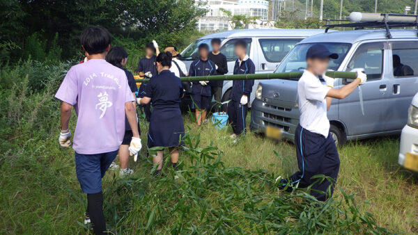 学生による竹切りの様子