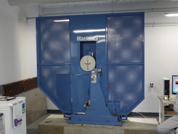 久留米高専のシャルピー衝撃試験機は、振り子が通るところも柵で覆われており、機械側で作業者の安全を守っています。