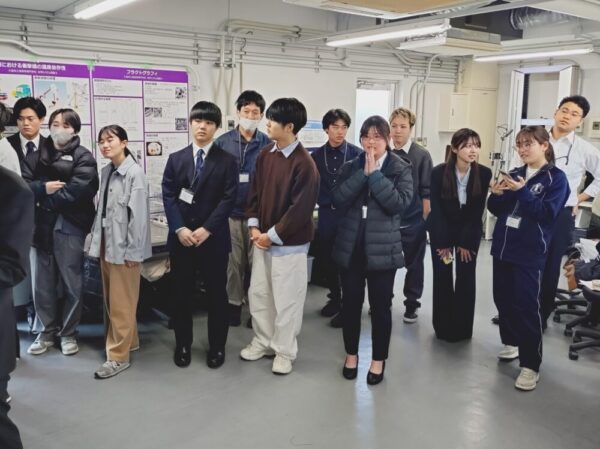 奈良高専の試験片②のシャルピー衝撃試験直前の様子。その結果を見守ります。