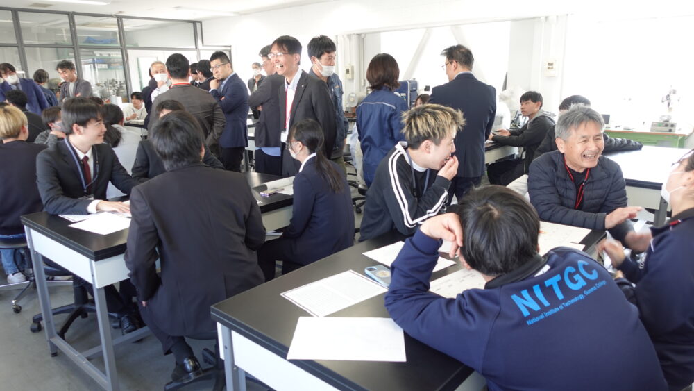 ビッカース硬さ試験中の様子