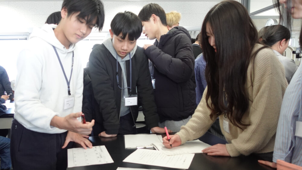 ビッカース硬さ試験中の様子