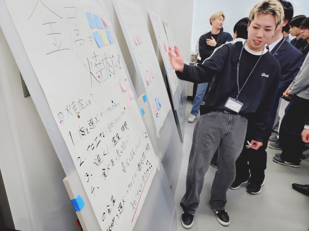 ポスター発表の様子。料理からさらに限定して「焼肉」に例え、良い材料加工（肉の焼き方）を知るためには、実際に加工して調べて（焼いて食べて）みてほしいという気持ちを込め、「知りたくば食らえ‼」と発表していました。