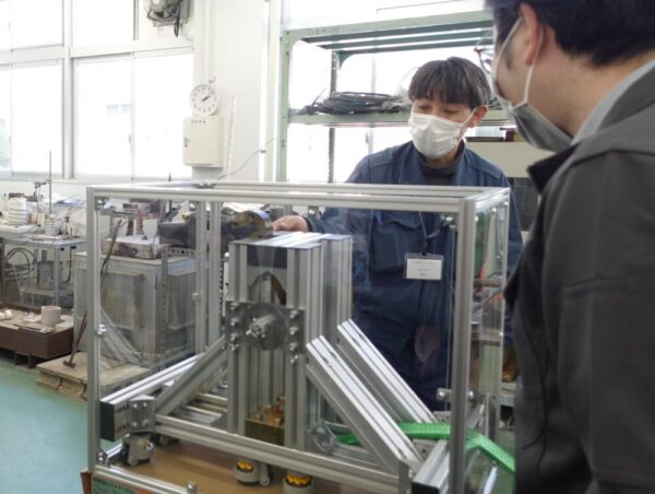 技術専門職員の吉利先生が制作された、ミニチュアのシャルピー衝撃試験機。振り子を材料に振り下ろし、振りぬいた後の振り子の角度をもとに吸収エネルギーを算出することで、靭性を測ります。