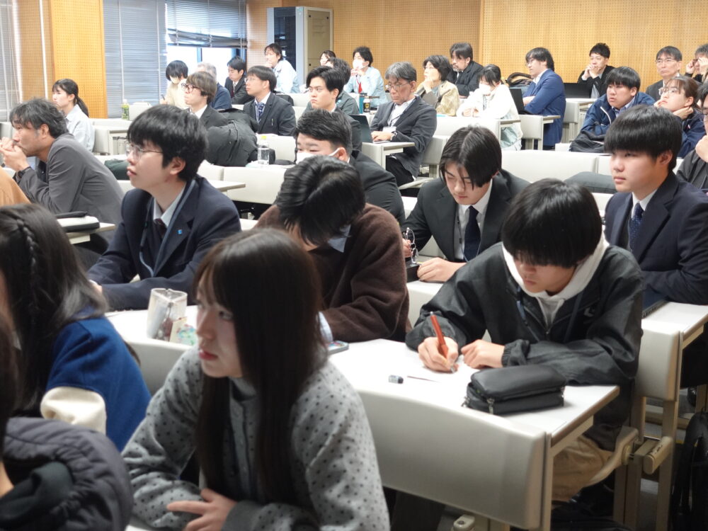 プレゼン中の会場の様子。質問のほか、熱心にメモを取る姿も見受けられました。