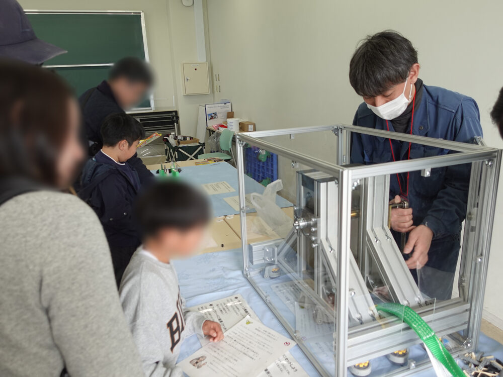 ワークショップで展示されていたミニチュアのシャルピー衝撃試験機。吉利先生が子どもたちの前で実演されていました。