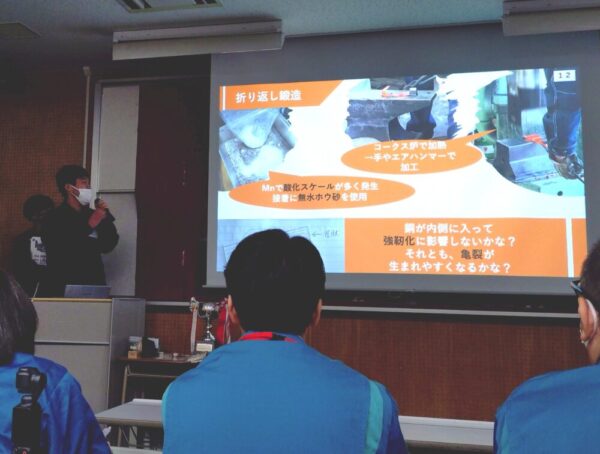 久留米高専による、Cuへのアプローチ方法についてのプレゼンの様子。