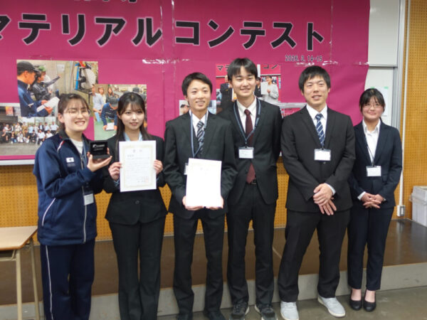 マテコン大賞の奈良高専と、優秀賞の群馬高専Aチームのみなさんで記念撮影。