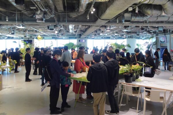 神山まるごと高専オープンデーの様子。学生による展示や、3年間の活動報告、グッズ販売などが行われていました。