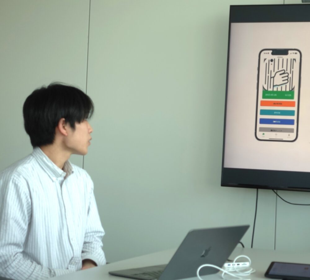 記者説明会で紹介された、寮業務のDXアプリの原型となる画面イメージと、DOMEの画面イメージ。オレンジ色のボタンに黒字を載せる原型のデザインを「最悪ですよね」と話す中本さんは、友人のデザイン提案のおかげで、現在の緑色を基調としたDOMEに行き着きました。