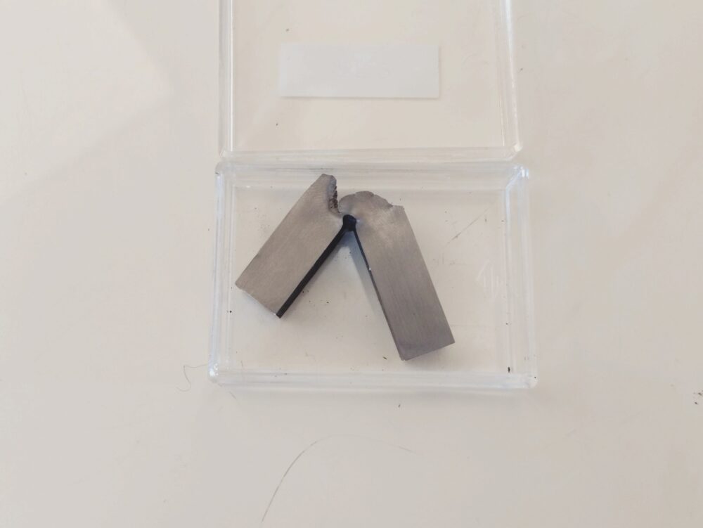 シャルピー衝撃試験で折れ曲がった奈良高専の試験片②