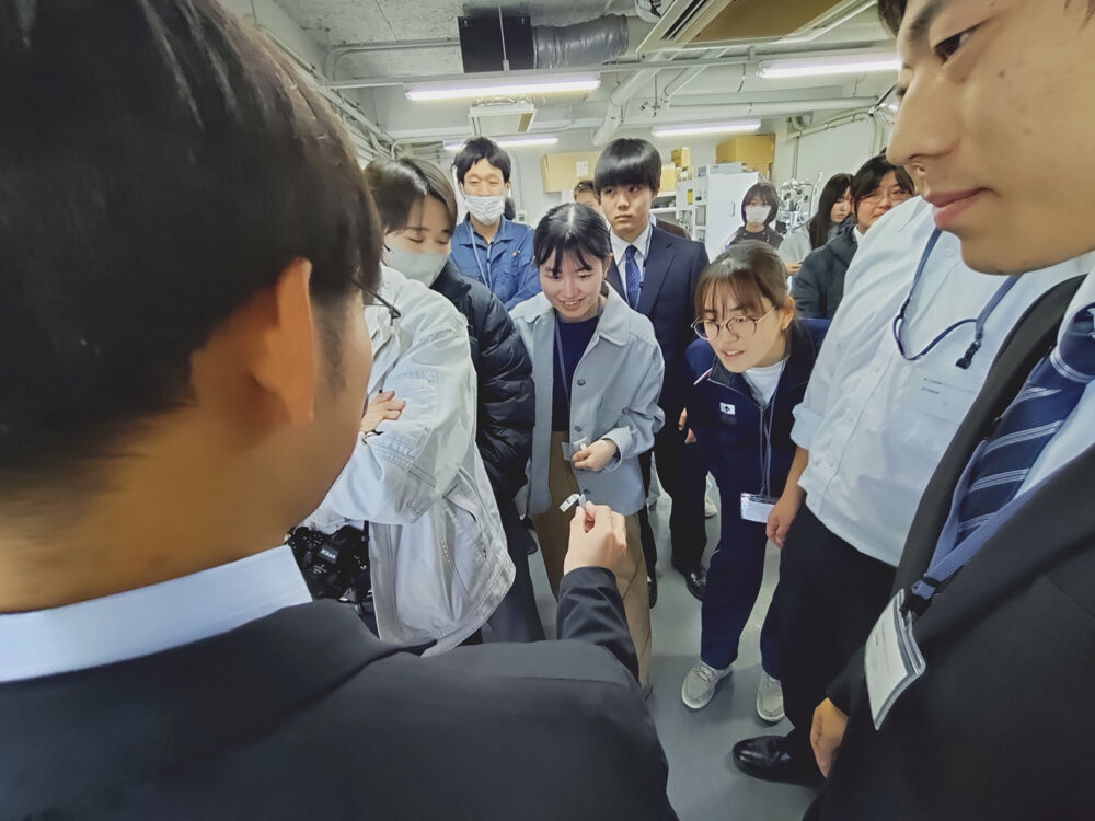 シャルピー衝撃試験で折れ曲がった奈良高専の試験片②の破断面を確かめる学生のみなさん。