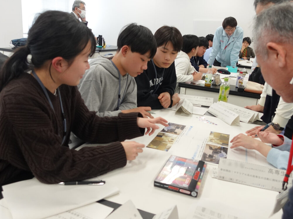 KYTでのグループワークの様子。学生・大人が一緒に意見を出し合います。