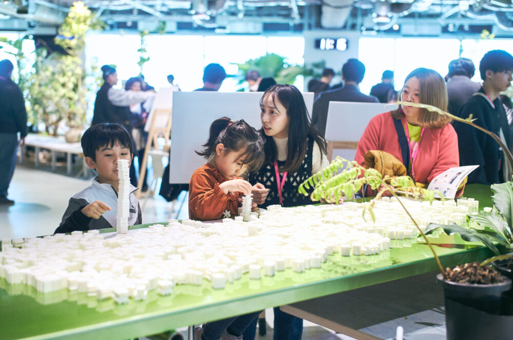 オープンデーで学生が展示した文字ブロック。意味が抜かれ、ただの物体になった文字ブロックに「意味」は存在するのかを問うための実験だという本展示。文字ブロックを積み上げるお子さんの姿が多く見受けられました。