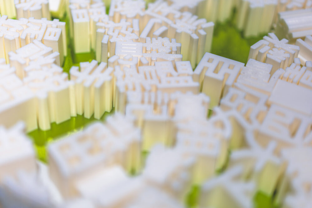 オープンデーで学生が展示した文字ブロック。意味が抜かれ、ただの物体になった文字ブロックに「意味」は存在するのかを問うための実験だという本展示。文字ブロックを積み上げるお子さんの姿が多く見受けられました。