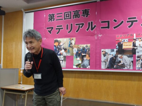 講評中の津﨑先生。「すごく良いドラマを見せていただいた」ともコメントされていました。