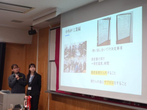 群馬高専Aチームによるプレゼンの様子。前回の高専マテコンで獲得した賞金を活用し、協賛企業である中外炉工業に訪問。加工方法についてさらに検討し、試験片②をつくることに。