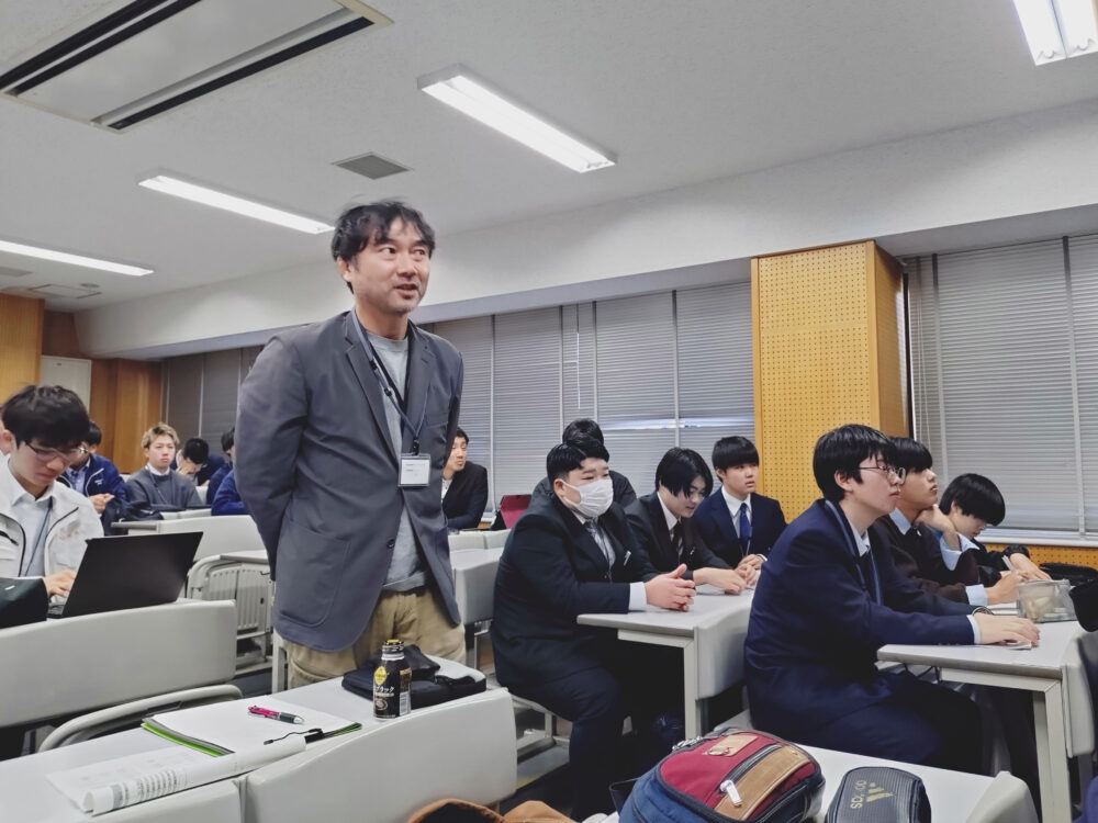 プレゼン中の会場の様子。質問のほか、熱心にメモを取る姿も見受けられました。