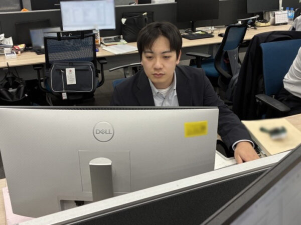 技術部での吉田さんの仕事の様子