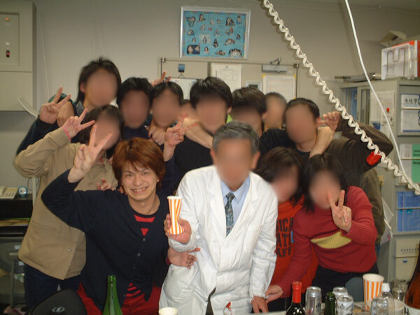 大学4年生の頃の阿部先生。研究室の懇親会にて