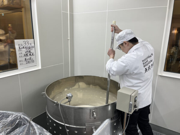 函館高専で培養した菜の花酵母を用いて「オール函館」の日本酒を醸造する、函館高専の卒業生