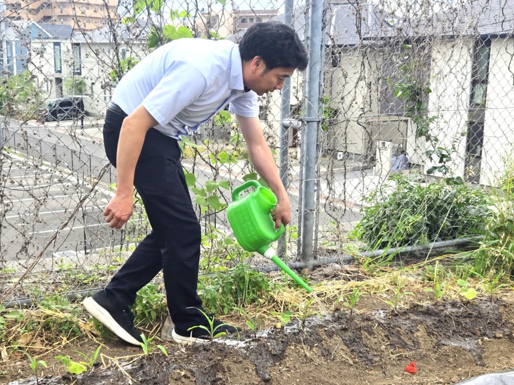 水やり中の森田先生。もともと大分高専のグラウンド端にあった土地を、森田先生自らの手で開墾し、畑にしたとのことです。