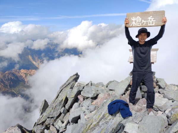 宮城県庁に勤めていらっしゃった頃の森田先生。同僚と一緒に槍ヶ岳へ。