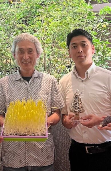 「Farm Sam」代表の髙松修さんとの、コーンスプラウトの商品開発の際の1枚。
