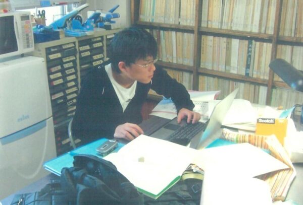 大学4年生の頃の楠瀬先生。考古学研究室で卒業論文を執筆中。