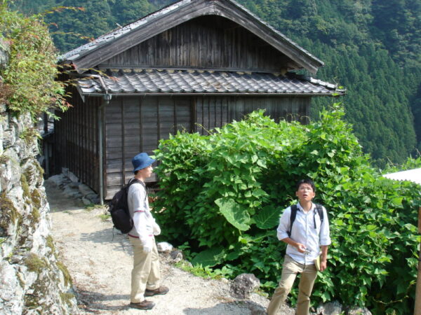 高知の山村でフィールドワーク中の様子。