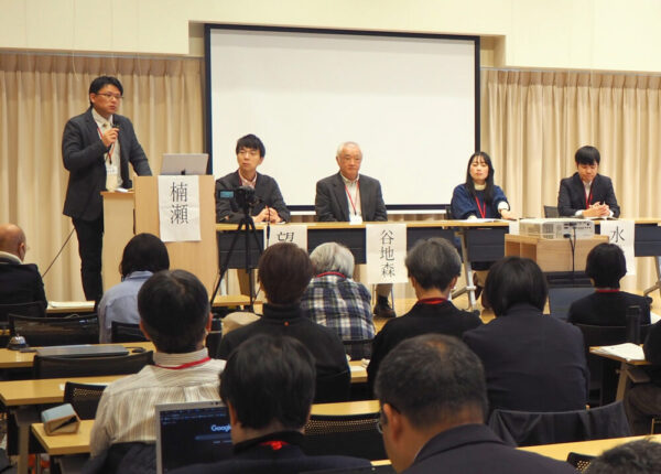 市民団体「高知地域資料ネットワーク」の事務局として、全国集会で総合討論の司会を担当された楠瀬先生（2026年）。