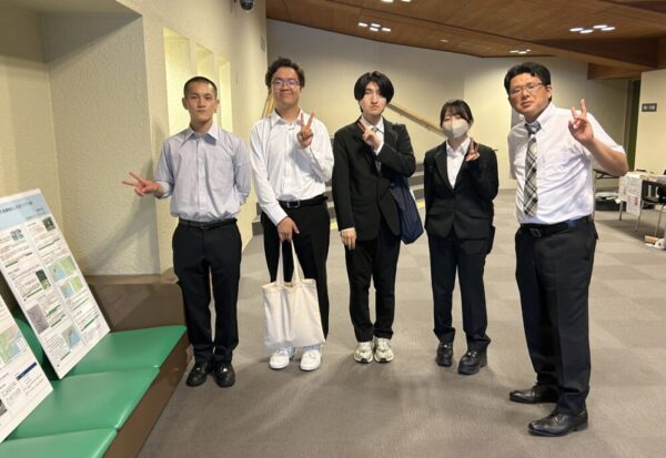 楠瀬研究室の第1期生との記念写真。第45回地名研究者大会でのポスター報告後の1枚。