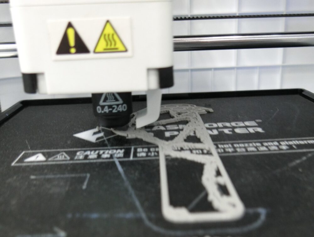 3Dプリンタでトポロジー最適化したプルタブオープナーをプリント中