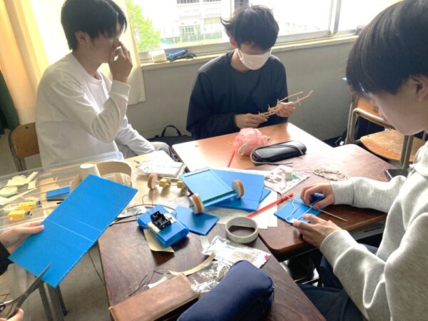 Tinkering教材によるロボット工作の様子