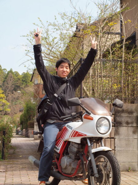 高専生の頃の板井さん。自身のバイクにまたがった写真
