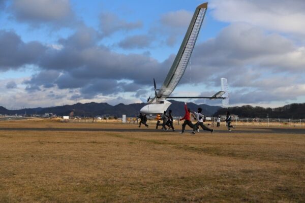 鳥人間コンテストの活動の様子。機体を飛ばす直前の写真