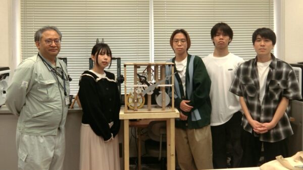 兵庫県の出石にある時計台「辰鼓楼」の機械時計を科学調査するプロジェクトに参画している学生のみなさんと