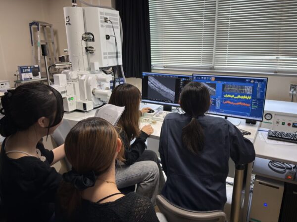 4年生のPBL実験で、作製したサンプルを走査電子顕微鏡で観察している様子