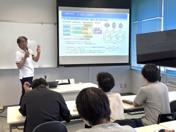 II類の共通科目である5年生の機能材料の授業で、磁性材料について説明中の浅田先生